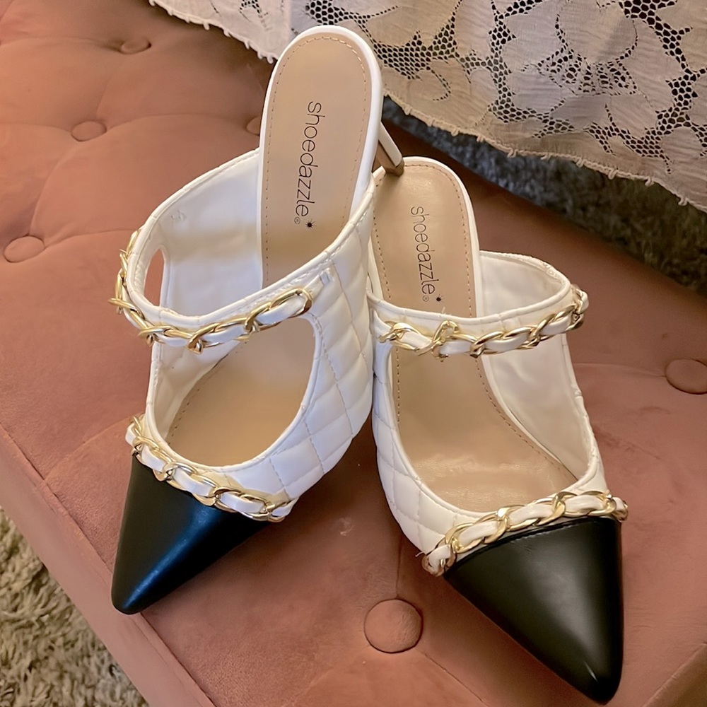 👠 White with Black toe Shoedazzle 6.5 Arabella Chain Detail